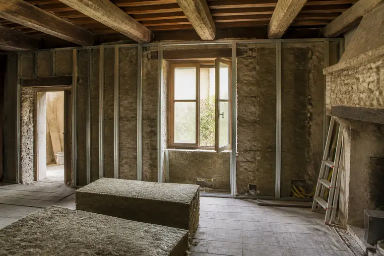 Chantier d'isolation thermique intérieure dans une pièce de maison ancienne