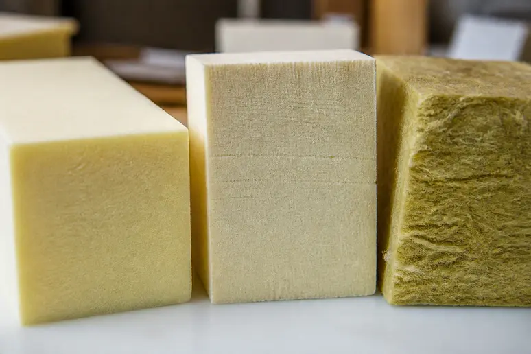 Échantillons d'isolants: polyuréthane, PIR et laine de roche pour prix m2 panneau sandwich toiture.