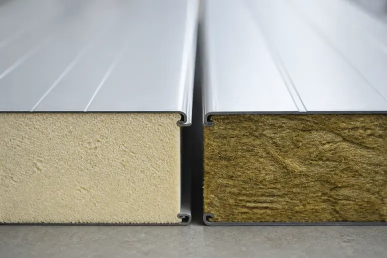Panneau sandwich toiture bac acier isolé : comparaison entre âme en mousse polyuréthane et laine de roche.