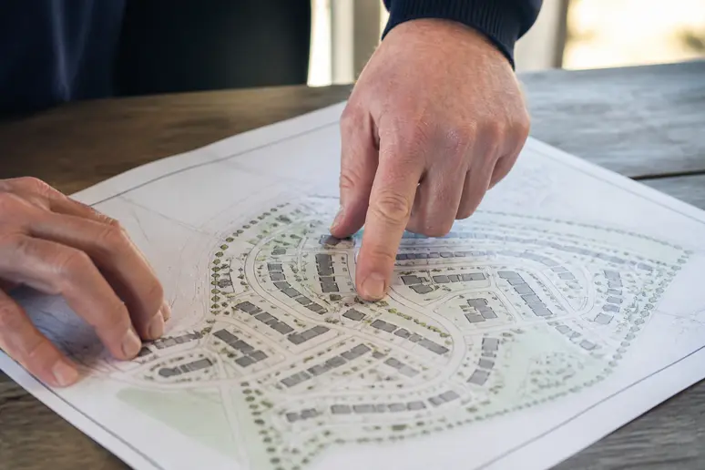 Examen d'un plan de situation et d'un certificat d'urbanisme sur une table