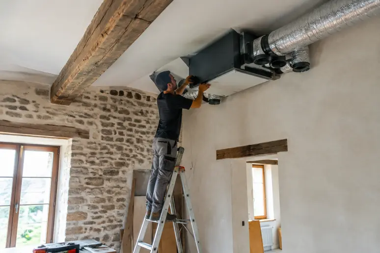 Installation d'une VMC hygroréglable pour traiter l'humidité par la ventilation.
