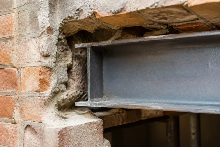 Contrôle de l'appui latéral d'un IPN dans un mur porteur avant les finitions