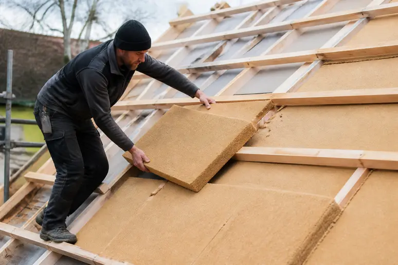 Pose de panneaux isolants en fibre de bois pour l'isolation toiture par l'extérieur