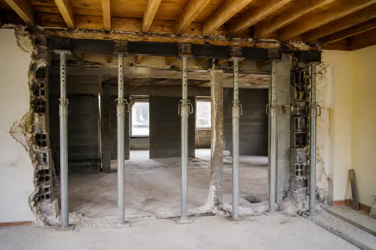 Étayage provisoire métallique en place pour sécuriser le chantier d'ouverture de mur porteur