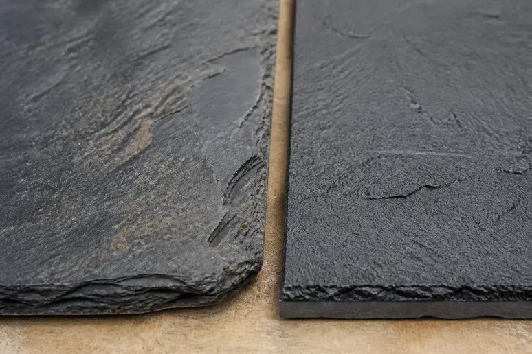 Comparaison de plaques d'ardoise naturelle et synthétique pour toiture posées côte à côte
