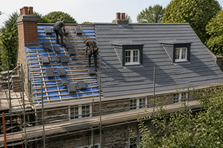 Chantier de réfection de toiture en ardoise sur une maison individuelle de cent mètres carrés