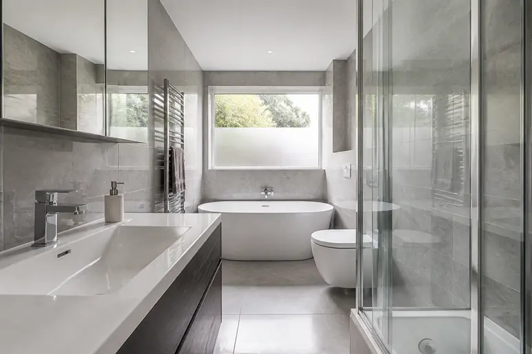 Aménagement et finitions d'une salle de bain moderne de 6m2 selon le niveau de gamme choisi