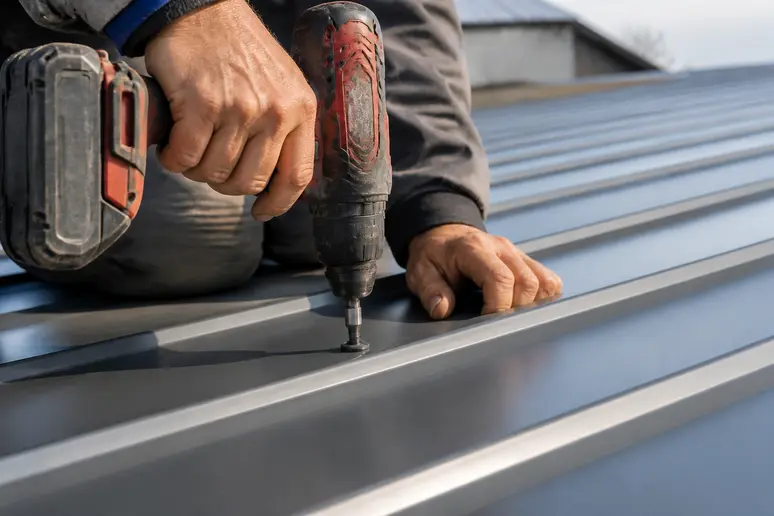 Pose de tôles nervurées avec fixation par vis autoforeuses sur une structure métallique