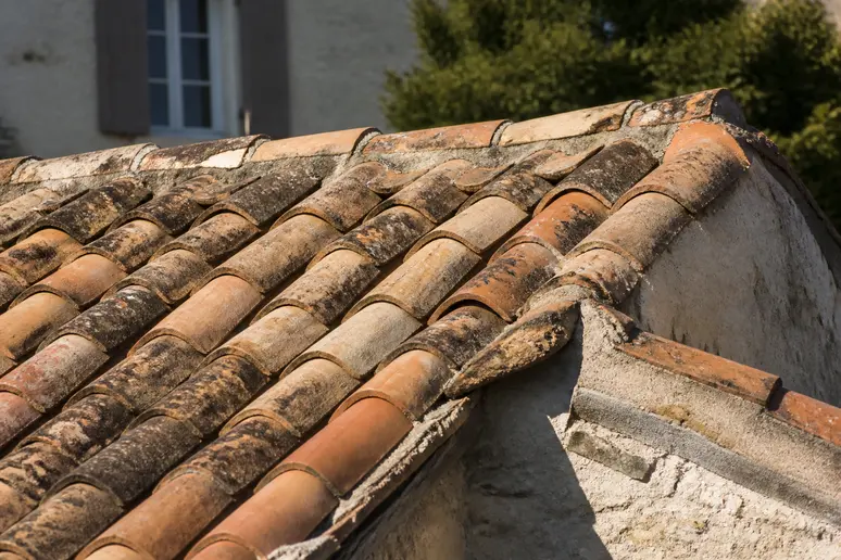 Détail d'une toiture ancienne en tuiles romaines nécessitant des travaux de rénovation de toiture à Aix-en-Provence