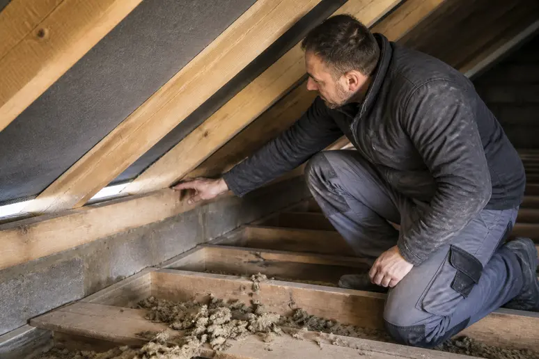 Vérification de la ventilation sous toiture avant la pose d'un isolant thermique dans le cadre d'une rénovation toiture ancienne