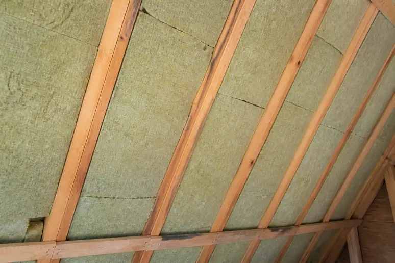 Panneaux isolants minces posés entre les chevrons pour une sous-toiture isolante performante