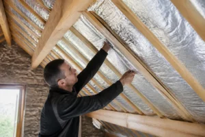 Pose d'une sous toiture isolante performante sous les chevrons d'un comble aménagé