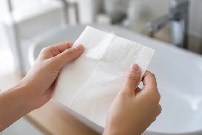 Mains tenant un papier absorbant propre pour un test maison fissure poche des eaux