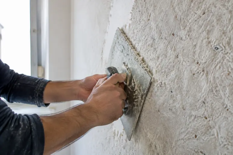 Application à la liasse d'un enduit de coton biosourcé sur un mur intérieur
